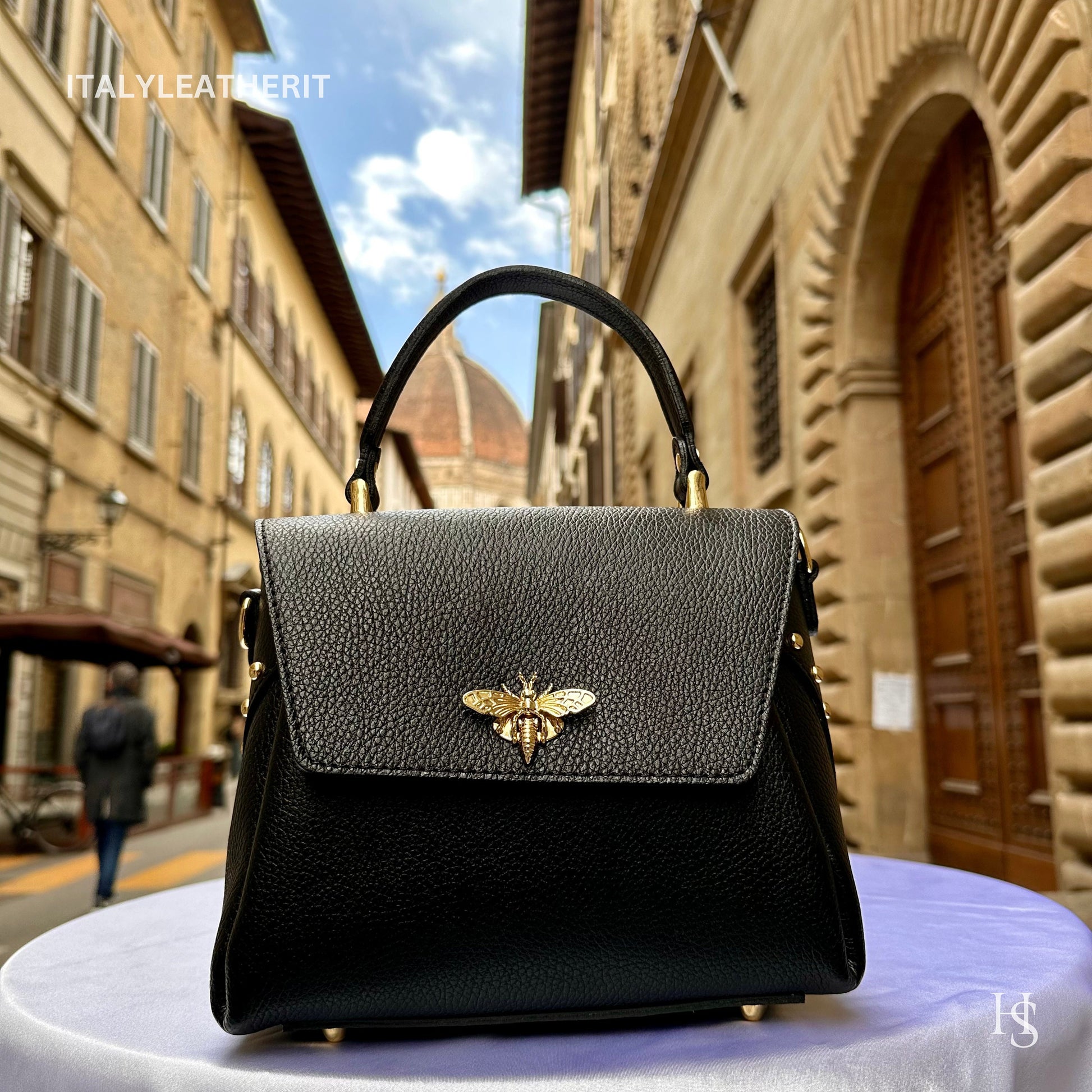Borse da donna in pelle fatte a mano in Italia l l Elegante borsa in pelle da Firenze con chiusura a moschettone a forma di ape